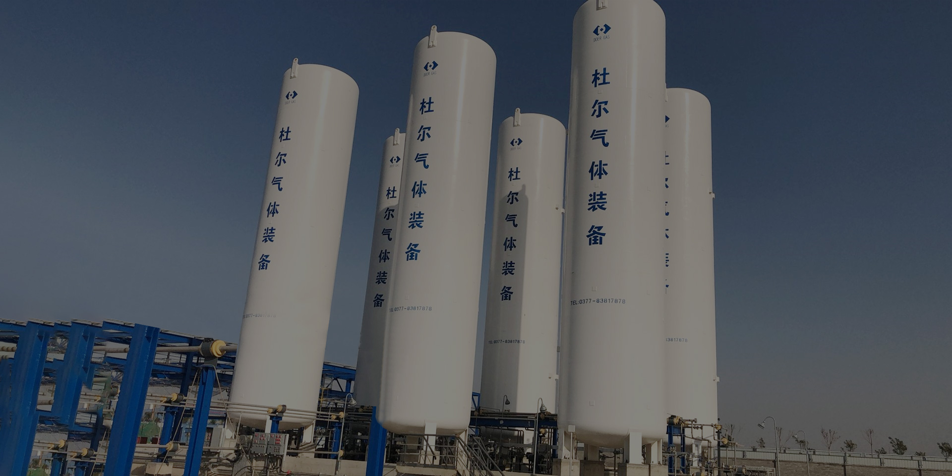 What is the internal structure of the LNG full containment tank?